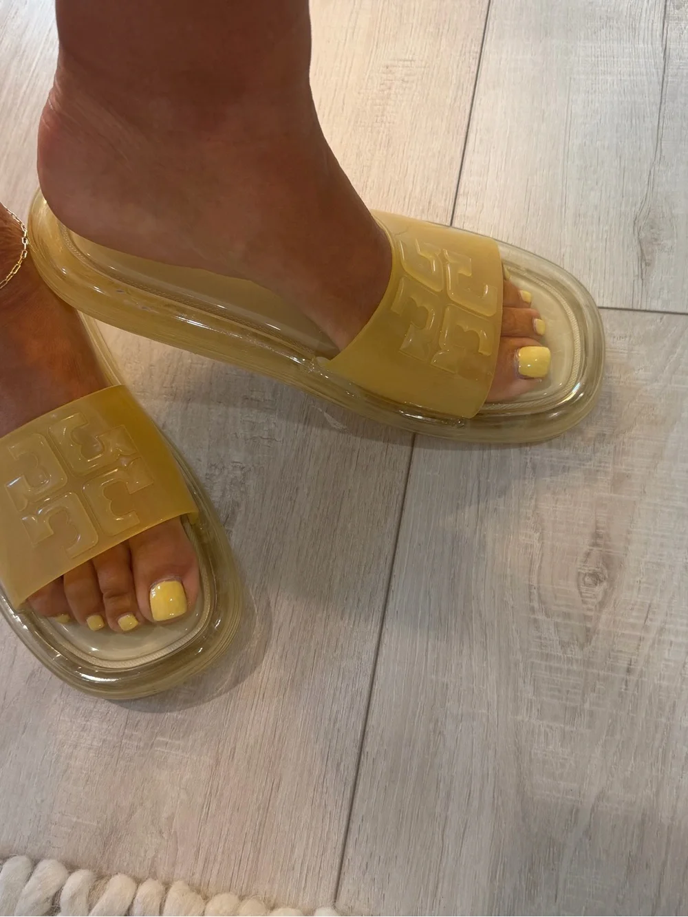 Tory Burch bubble jelly slides size 9B in clear!